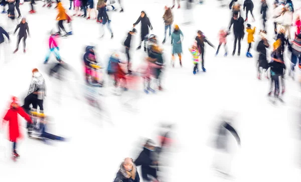 Hareket Buz Pateni Pistinde Kayan Insanların Görüntüsünü Bulanıklaştırdı Buz Pateni — Stok fotoğraf