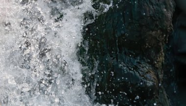 Şelaleye su sıçratmak. Soyut arkaplan