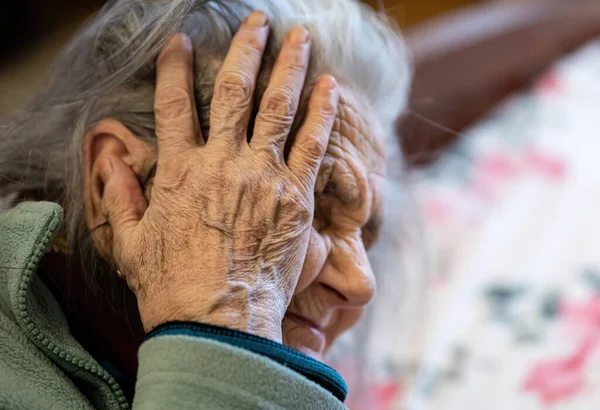 Velha Retrato Mulher Cansada Muito Velha Depressão Sentada Dentro Casa — Fotografia de Stock