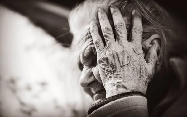 Stará Žena Portrét Velmi Staré Unavené Ženy Depresi Sedící Doma — Stock fotografie