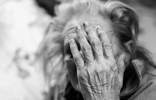 Старуха Портрет Старой Уставшей Женщины Депрессии Сидящей Помещении Кровати — стоковое фото
