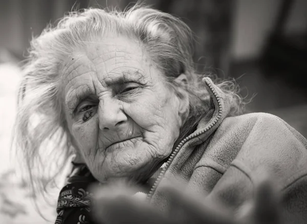 Oude Vrouw Portret Van Zeer Oude Vermoeide Vrouw Depressie Zittend — Stockfoto