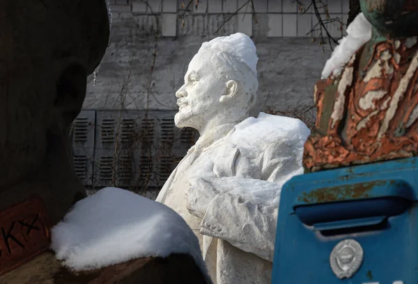 Kyiv Ukraine 2021年1月31日 キエフの市庁舎の雪に覆われた中庭で収集された全体主義の時代の記念碑 レーニンの彫刻や革命の他の指導者 — ストック写真