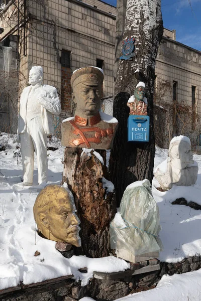 Киев Украина Января 2021 Года Памятники Эпохи Тоталитаризма Собраны Заснеженном — стоковое фото