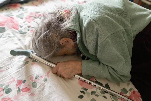 Una Anciana Retrato Una Mujer Muy Vieja Cansada Depresión Yace — Foto de Stock