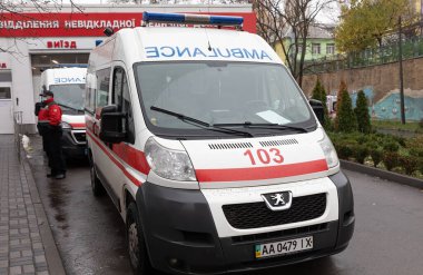 KYIV, UKRAINE - 3 Kasım 2020: Ambulans aracı Kyiv 'de. Binayla ilgili yazı - Acil Servis