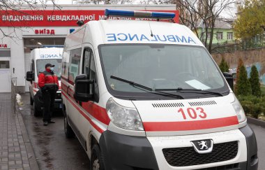 KYIV, UKRAINE - 3 Kasım 2020: Ambulans aracı Kyiv 'de. Binayla ilgili yazı - Acil Servis