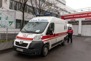 KYIV, UKRAINE - 3 Kasım 2020: Ambulans aracı Kyiv 'de. Binayla ilgili yazı - Acil Servis