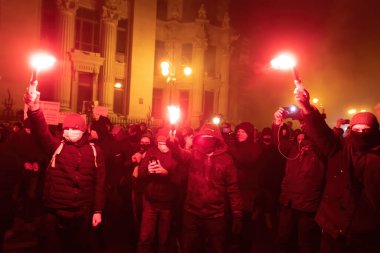 KYIV, UKRAINE - Mardh. 20, 2021: Ukraynalı aktivist Serhiy Sternenko 'nun destekçileri, Ukrayna' nın Kyiv 'deki Cumhurbaşkanlığı ofisi yakınlarındaki tabela başkanının yanında düzenlenen protesto mitinginde. 