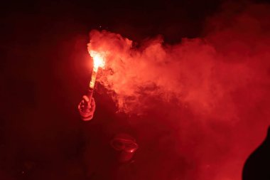 KYIV, UKRAINE - Mar. 20, 2021: Ukraynalı aktivist Serhiy Sternenko 'nun destekçileri, Ukrayna' nın Kyiv 'deki Cumhurbaşkanlığı ofisi yakınlarındaki tabela başkanının yanında düzenlenen protesto mitinginde. 