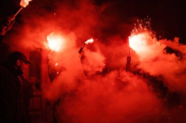 KYIV, UKRAINE - Mar. 20, 2021: Ukraynalı aktivist Serhiy Sternenko 'nun destekçileri, Ukrayna' nın Kyiv 'deki Cumhurbaşkanlığı ofisi yakınlarındaki tabela başkanının yanında düzenlenen protesto mitinginde. 