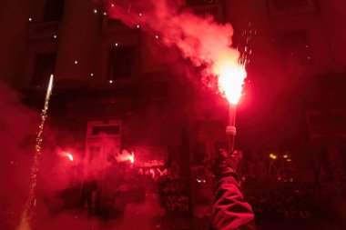 KYIV, UKRAINE - Mar. 20, 2021: Ukraynalı aktivist Serhiy Sternenko 'nun destekçileri, Ukrayna' nın Kyiv 'deki Cumhurbaşkanlığı ofisi yakınlarındaki tabela başkanının yanında düzenlenen protesto mitinginde. 