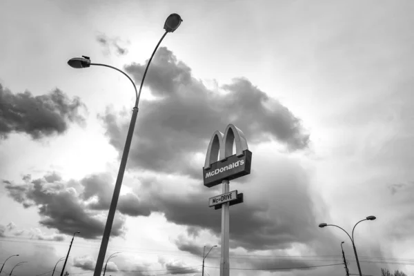 Kyiv Ukraine Apr 2021年7月27日 全球快餐店连锁店麦当劳标志与蓝天云彩相映成趣 — 图库照片