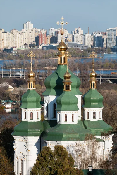 Киев Украина Апрель 2021 Выдубичский Монастырь Купола Христианского Монастыря Вид — стоковое фото