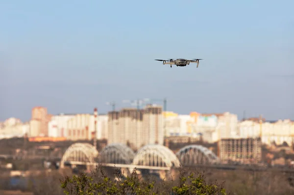 Drone Voa Contra Pano Fundo Uma Grande Cidade Concentre Drone — Fotografia de Stock