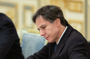 KYIV, UKRAINE - Mar. 06, 2015: Antony Blinken ABD Dışişleri Bakanı olarak görev yapan bir Amerikan devlet görevlisi ve diplomatıdır. 2015 yılında Ukrayna Cumhurbaşkanı Poroshenko ile bir görüşme