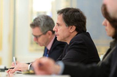 KYIV, UKRAINE - Mar. 06, 2015: Antony Blinken ABD Dışişleri Bakanı olarak görev yapan bir Amerikan devlet görevlisi ve diplomatıdır. 2015 yılında Ukrayna Cumhurbaşkanı Poroshenko ile bir görüşme