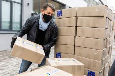 KYIV, UKRAINE - Nisan. 17, 2021: insani yardım. Ukrayna 'da koronavirüs salgını. Fakirlere yardım. Poroshenko Vakfı 'ndan emeklilere ve engelli kişilere binlerce gıda paketi gönderildi