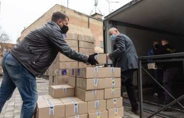 KYIV, UKRAINE - Nisan. 17, 2021: insani yardım. Ukrayna 'da koronavirüs salgını. Fakirlere yardım. Poroshenko Vakfı 'ndan emeklilere ve engelli kişilere binlerce gıda paketi gönderildi