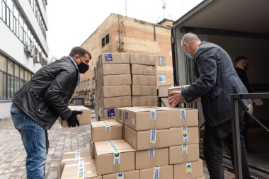 KYIV, UKRAINE - Nisan. 17, 2021: insani yardım. Ukrayna 'da koronavirüs salgını. Fakirlere yardım. Poroshenko Vakfı 'ndan emeklilere ve engelli kişilere binlerce gıda paketi gönderildi