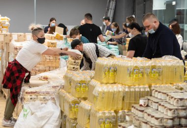 KYIV, UKRAINE - Nisan. 17, 2021: insani yardım. Ukrayna 'da koronavirüs salgını. Fakirlere yardım. Poroshenko Vakfı 'ndan emeklilere ve engelli kişilere binlerce gıda paketi gönderildi