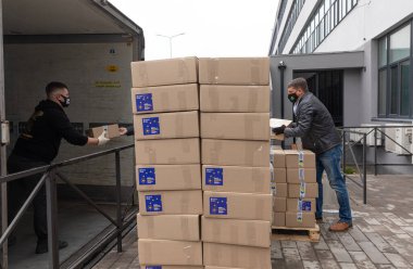 KYIV, UKRAINE - Nisan. 17, 2021: insani yardım. Ukrayna 'da koronavirüs salgını. Fakirlere yardım. Poroshenko Vakfı 'ndan emeklilere ve engelli kişilere binlerce gıda paketi gönderildi