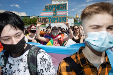 KYIV, UKRAINE - Mayıs. 22, 2021: Kiev 'deki Mikhailovskaya Meydanı' nda transseksüel insanlara destek yürüyüşü yapıldı. Posterdeki kelimeler - Sistemle savaş