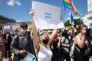 KYIV, UKRAINE - Mayıs. 22, 2021: Kiev 'deki Mikhailovskaya Meydanı' nda transseksüel insanlara destek yürüyüşü yapıldı. Posterdeki kelimeler - Trans kadınlar kadındır