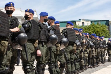 KYIV, UKRAINE - Mayıs. 22, 2021: Kiev 'deki Mikhailovskaya Meydanı' nda transseksüel insanlara destek yürüyüşü yapıldı. Yürüyüş sırasında polis ekipleri