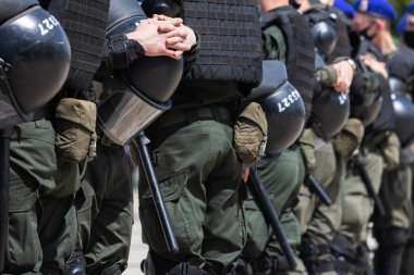 KYIV, UKRAINE - Mayıs. 22, 2021: Kiev 'deki Mikhailovskaya Meydanı' nda transseksüel insanlara destek yürüyüşü yapıldı. Yürüyüş sırasında polis ekipleri