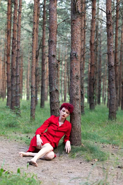 Conceito Juventude Beleza Jovem Com Cabelo Rosa Vestido Vermelho Posando — Fotografia de Stock