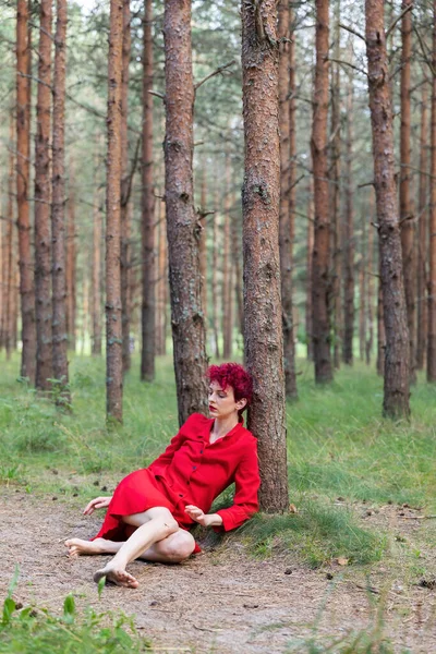 Concepto Juventud Belleza Mujer Joven Con Pelo Rosa Vestido Rojo —  Fotos de Stock