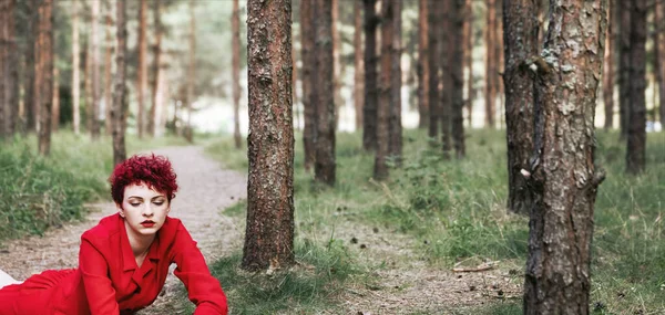 Conceito Juventude Beleza Jovem Com Cabelo Rosa Vestido Vermelho Posando — Fotografia de Stock