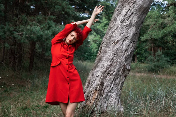 Conceito Juventude Beleza Jovem Com Cabelo Rosa Vestido Vermelho Posando — Fotografia de Stock