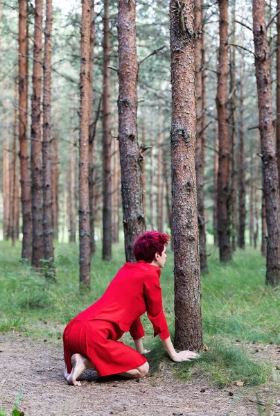 Concept Jeunesse Beauté Jeune Femme Aux Cheveux Roses Robe Rouge — Photo