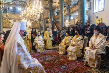 İSTANBUL, TURKEY - 20 Haziran 2021: İstanbul 'daki Aziz George Kilisesi' nde Başpiskopos Bartholomew önderliğindeki Kutsal Üçlü Günü 'nde Şenlik Edebiyatı