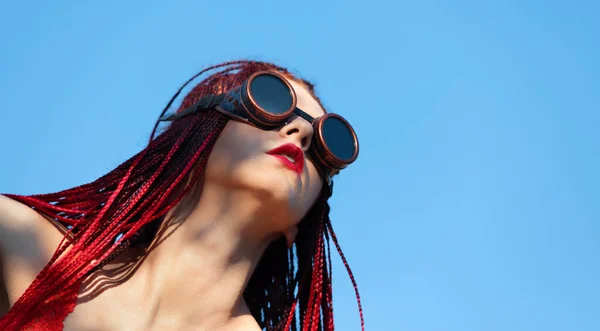 Glamoureus Meisje Met Scharlaken Dreadlocks Een Rood Badpak Lasbril Poseert — Stockfoto