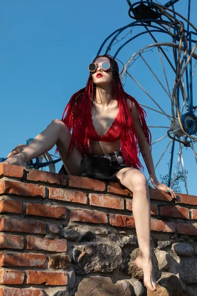 Menina Glamourosa Com Dreadlocks Escarlate Maiô Vermelho Óculos Solda Senta — Fotografia de Stock