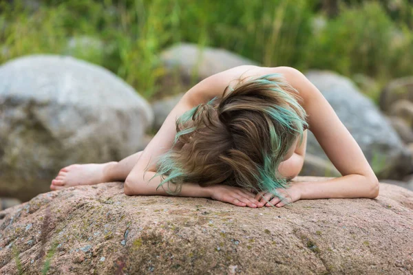 生活方式和美的概念 年轻的裸体女人在海边的大石头中享受大自然 海滨裸女 — 图库照片