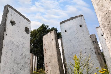 Yazın güneşli bir günde tarlada duran beton levhalar. Bitmemiş eski bina
