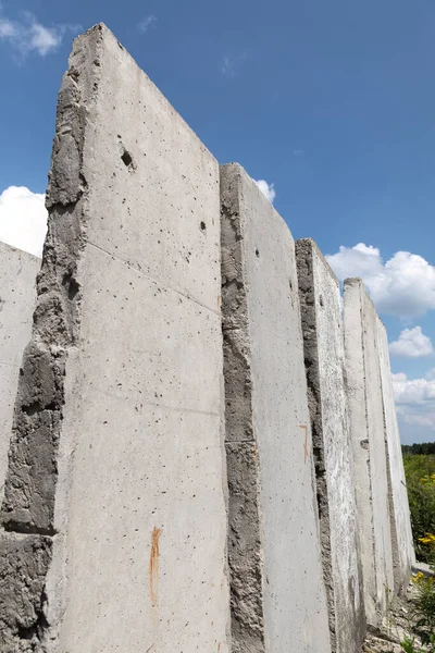 Oude Betonnen Platen Staan Een Zomerse Zonnige Dag Het Veld — Stockfoto