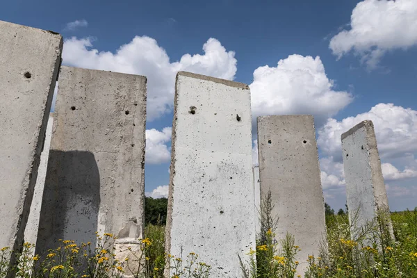 Régi Betontáblák Állnak Egy Nyári Napsütéses Napon Mezőn Régi Befejezetlen — Stock Fotó