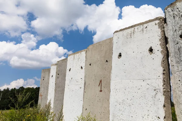 Antiguas Losas Hormigón Pie Día Soleado Verano Campo Antiguo Edificio — Foto de Stock