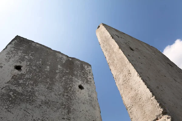 Old Concrete Slabs Standing Summer Sunny Day Field Old Unfinished — Stock Photo, Image