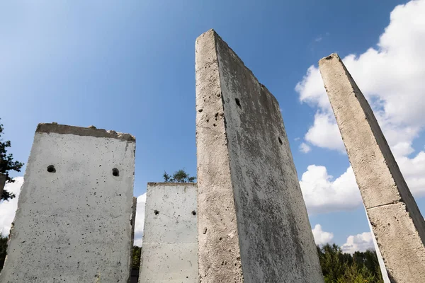 Régi Betontáblák Állnak Egy Nyári Napsütéses Napon Mezőn Régi Befejezetlen — Stock Fotó