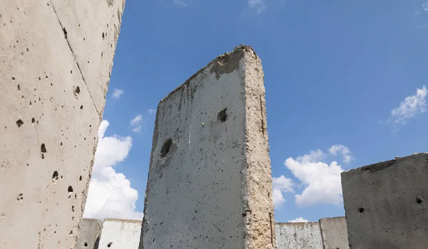 Stare Betonowe Płyty Stojące Letni Słoneczny Dzień Polu Stary Niedokończony — Zdjęcie stockowe