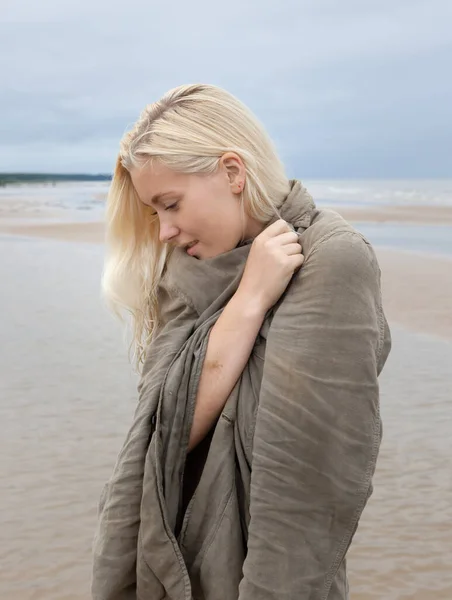 Portret Van Een Jonge Vrouw Een Natuurlijke Achtergrond Outdoor Portret — Stockfoto