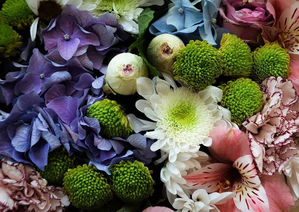 Květinové Pozadí Slavnostní Kytice Různých Květin Skládající Modré Hortenzie Růžové — Stock fotografie