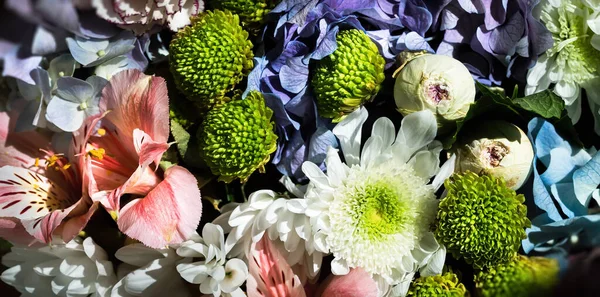 Květinové Pozadí Slavnostní Kytice Různých Květin Skládající Modré Hortenzie Růžové — Stock fotografie