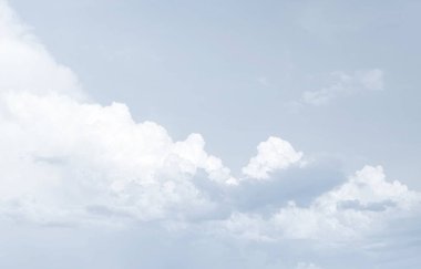 Doğal arka plan ve doku. Güneşli bir günde mavi gökyüzünde muhteşem beyaz bulutlar.